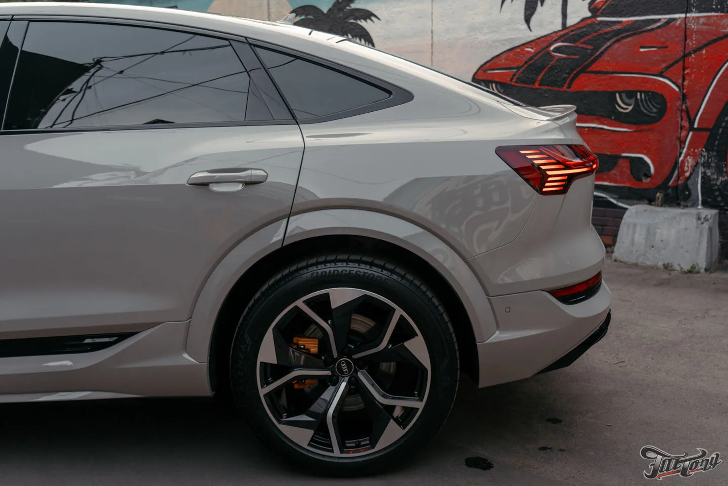 Оклеили Audi e-tron S глянцевым полиуретаном и сделали фирменный Шиномонтаж на вибростенде